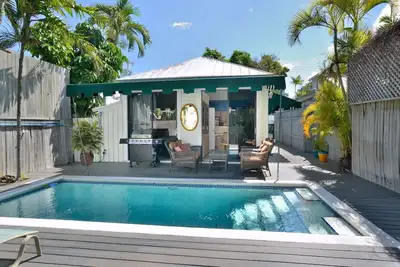 Image de Down Island Digs ~ Downtown with Private Pool