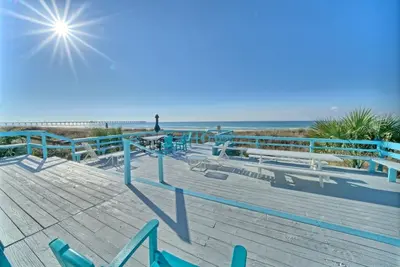 Image de Ocean Front 5 Bed 3 Bath 14 personnes! Private Beach House avec grande terrasse et accès à la plage
