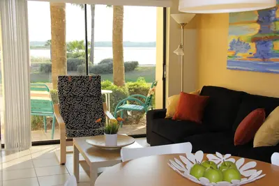 Image de Cozy One Bedroom Lakefront Villa Près des attractions.