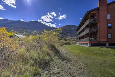 Image de Condo Frisco confortable avec accès à la piscine et au bain à remous!