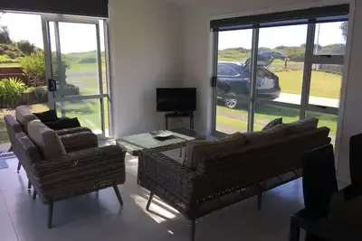Image de superbe maison de vacances avec 2 chambres et 2 salles de bains avec une caravane de Kiwiana pour des lits supplémentaires