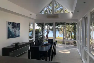 Image de Votre maison au bord de l'eau loin de chez vous. . .