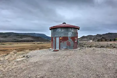 Image de Nouveau! Unique Tin Cabin w / Mtn Views in Antimony!