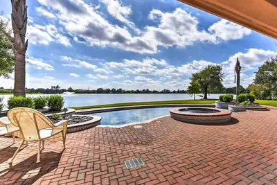 Image de Nouveau! Lakefront Houston House-1 mi au centre de l'espace!