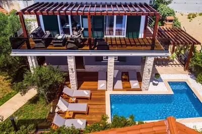 Image de Offre SPÉCIALE! ! Tout neuf! Villa de luxe Jasmina avec piscine chauffée en bord de mer! ! !