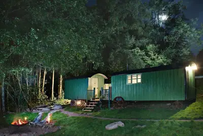 Image de Anne's Hut offre une retraite romantique pour deux cabanes de berger reliées entre elles avec une terrasse