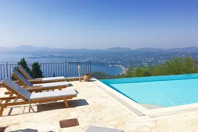 Image de Villas Prestige | Spartilas | Villa isolée à 15-20 minutes à pied de Taverna