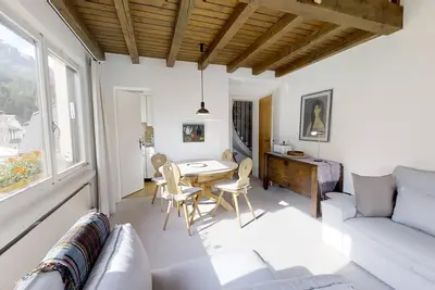 Image de L'appartement est idéalement situé, 3 chambres au 3ᵉ étage avec une galerie, env