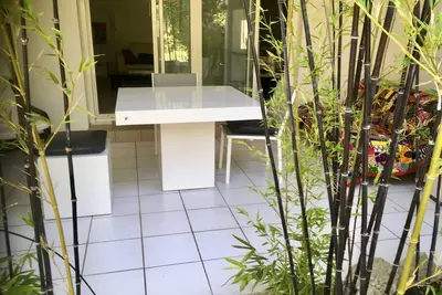 Image de Lieu de charme, avec jardins privés, parc et oliveraie, à 15 mn tram de la gare