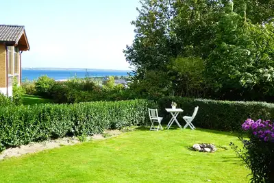 Image de Fantastique appartement ensoleillé avec vue sur la mer Baltique et jardin près de la plage