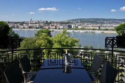 Image de Appartement moderne avec une vue imprenable sur le Danube et les montagnes