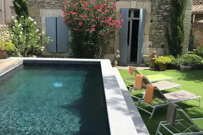Image de Belle maison de caractère en centre ville avec jardin et piscine