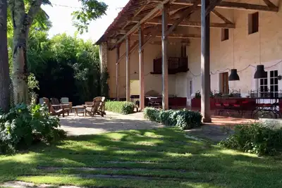 Image de Grande ferme avec une superbe terrasse, piscine et jardin.