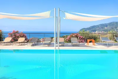 ViP Suite - appartement dans villa hi-tech et moderne, avec jacuzzi et piscine, vue mer