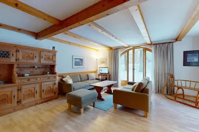 Image de Appartement de 5 pièces au rez-de-chaussée, environ 140m2.
