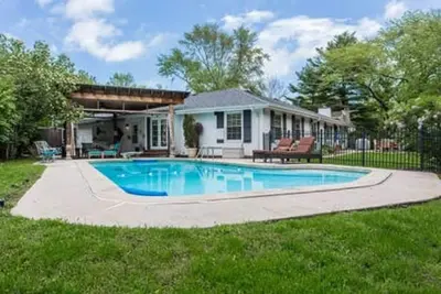 Image de Sweet 4 chambres / 2 salles de bain maison confortable à Glenview est avec piscine creusée!