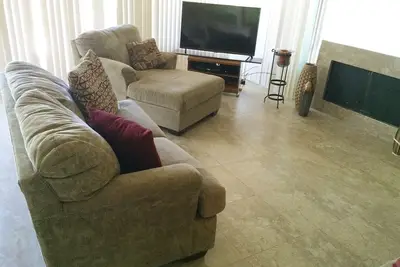 Image de Disponible Maintenant 105 $ la nuit! Cozy, confortable, Condo à Woodhaven Country Club