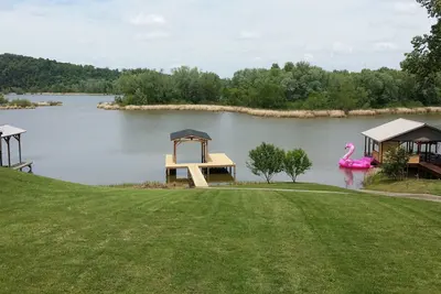 Image de Magnifique maison au bord de la rivière avec quai privé
