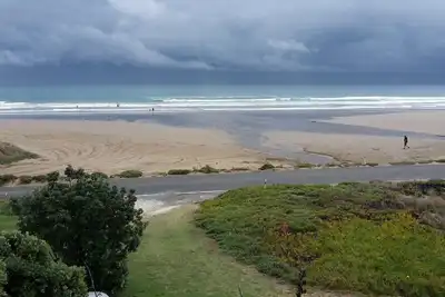 Image de West Coast Heaven. Un bach de Nouvelle-Zélande rustique et confortable.