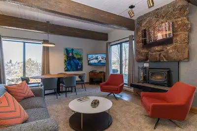 Image de Chic Slopeside Condo | Walk In / Ski Out | Équipements! | Récemment rénové