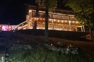 Image de Cove Retreat Lakefront! Prvt Dock / Lg Decks / Kayaks / Hottub / Game Room / Exterieur Bar!