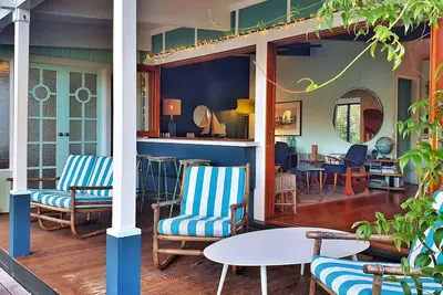 Image de Designer Retro Beach Shack au bord du lac