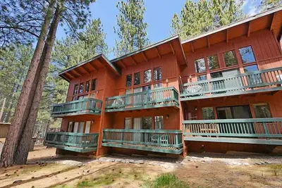 Image de Condo économique de skieur - À quelques pas de la station de ski céleste! Spa communautaire - 19cs ~