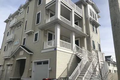 Image de ÉTAPES De La Plage Et De La Promenade. 5br / 3bath. Ascenseur privé!
