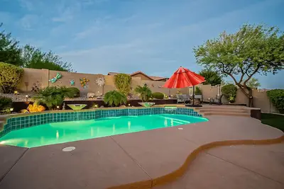 Image de Oasis du désert tranquille avec piscine privée étincelante, spa, casita attachée en option