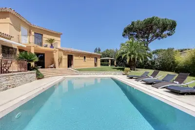 Image de villa tropézienne luxueuse sur golf de beauvallon, 100 m des plages