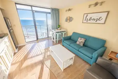 Image de Front de mer luxueux avec carrelage et cuisine mise à jour