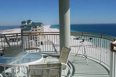 Image de Beach Colony East, magnifique vue sur le penthouse au 17ème étage, directement en bord de mer