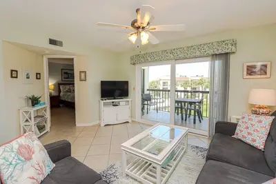Image de Frappez la plage et détendez-vous dans votre maison loin de chez vous, Ocean Village Club Condo H35