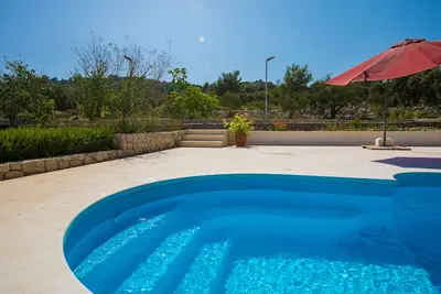Image de Location de vacances avec grandes terrasses et piscine privée près de la plage à Razanj