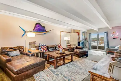 Image de Condo spacieux avec bain à remous / piscine / sauna partagés, bus pour la ville / les pistes