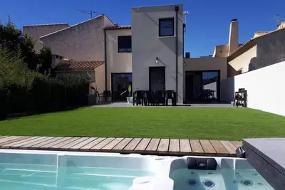 Image de Villa neuve Ă 600m du centre ville avec piscine et jaccuzzi