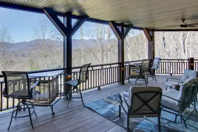 Image de Nouveau! Grande maison avec vue sur la montagne à 15 minutes d'Asheville!