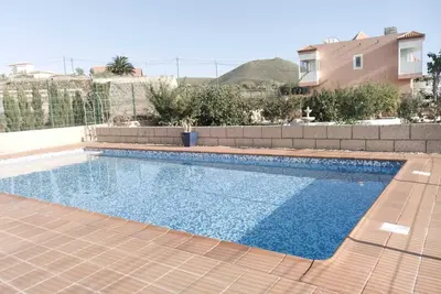 Image de Deux lits deux salles de bain (une avec douche à l'italienne) App. avec piscine chauffée saisonnière 10x5