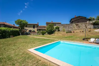 Image de 2 maisons avec piscine privée à 60km de Lucques pour 18 personnes.