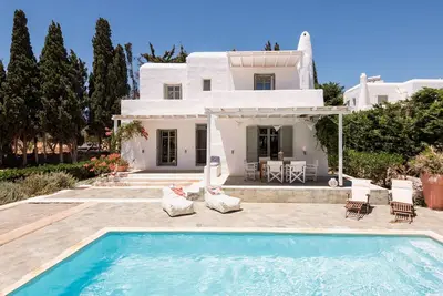 Sun Drop Villa I avec piscine privée, sur la plage de Drios, à Paros