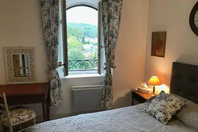 Image de Superbe T3 avec Vue en Provence - confort -\"Maison des Arcades\" 3 Pièces - N+1