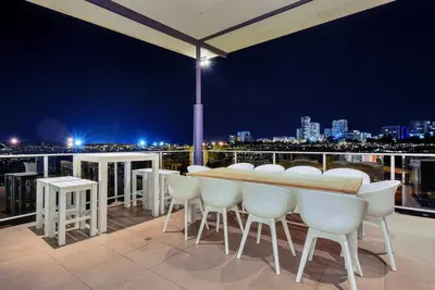 Image de La Ville De Darwin Lumine La Grande Maison Avec L'Emplacement De La Ville Centrale De Jacuzzi Nouvellement MEUBLÉ