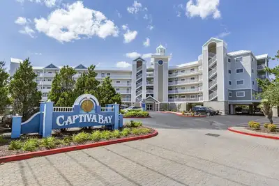 Image de Un luxe de 3 chambres / 2 salles de bain Bayside Beauty avec une piscine sur le toit.
