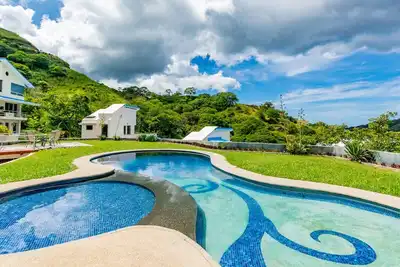 Image de Luxueux, moderne, grande maison de 3 étages avec vue sur l'océan, 3 chambres \/ 4 salles de bain!