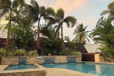 ⭐️⭐️⭐️⭐️⭐️ Villa privée avec piscine-Walk to Beach-Sleep 6-12-Fabulous Location