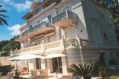 Image de Superbe avec pleine vue sur la mer. Un trésor caché. Une belle maison.
