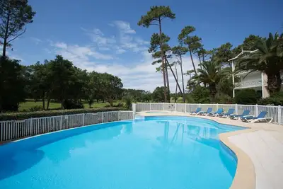 Image de Appartement ensoleillé sur le terrain de golf! | Balcon / terrasse!
