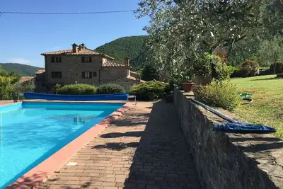 Image de Belle ferme toscane dans la campagne avec piscine