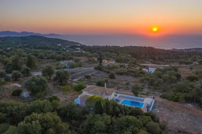 Image de Villa Spyros près de Fiscardo, piscine privée à débordement 4x8, jacuzzi, vue mer panoramique