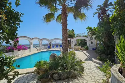 Image de Maison de vacances avec 2 appartements dans une position panoramique fantastique avec une grande piscine